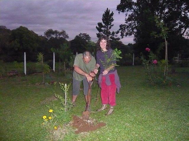 Juan y Mila plantan un paraiso.JPG